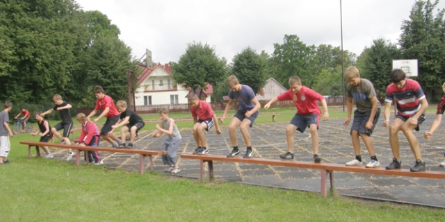 Šuoliukai per suolelį - nelabai mėgstamas treniruočių pratimas. L.Dūdaitės nuotr.