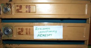 Rokiškio daugiabučių pašto dėželes jau dabina reklamos atsisakymo prašymai. L.Dūdaitės nuotr.