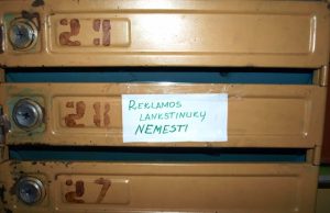 Rokiškio daugiabučių pašto dėželes jau dabina reklamos atsisakymo prašymai. L.Dūdaitės nuotr.