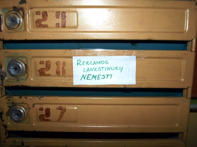 Rokiškio daugiabučių pašto dėželes jau dabina reklamos atsisakymo prašymai. L.Dūdaitės nuotr.