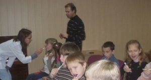Odontologė Asta Didžiulytė (kairėje) moko taisyklingai valytis dantis Rokiškio senamiesčio pradinės mokyklos moksleivius. G.Morkūnienės nuotr.