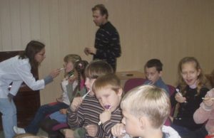 Odontologė Asta Didžiulytė (kairėje) moko taisyklingai valytis dantis Rokiškio senamiesčio pradinės mokyklos moksleivius. G.Morkūnienės nuotr.