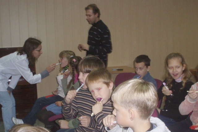 Odontologė Asta Didžiulytė (kairėje) moko taisyklingai valytis dantis Rokiškio senamiesčio pradinės mokyklos moksleivius. G.Morkūnienės nuotr.