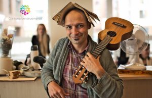 Kriaunų bibliotekos fojė reanimacijos komandoje - populiarus atlikėjas Jurgis Didžiulis.