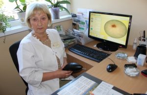Gydytoja A.Dilienė rodė modernaus odos tyrimo aparato - siaskopo - veikimo principą.