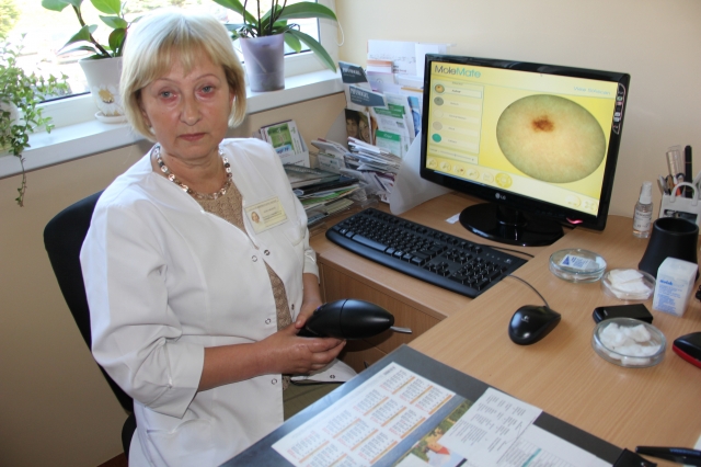 Gydytoja A.Dilienė rodė modernaus odos tyrimo aparato - siaskopo - veikimo principą. Gydytoja A.Dilienė rodė modernaus odos tyrimo aparato - siaskopo - veikimo principą.