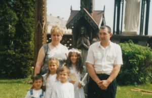 Muzikos paslapčių mokosi visa šeimos ketveriukė Aušros ir Rolando Dimitrijevų šeimos visi keturi vaikai mokosi Muzikos mokykloje.