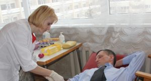 Ramūno Godeliausko kraujo paėmė Nacionalinio kraujo centro Panevėžio filialo bendrosios praktikos slaugytoja Ramunė Šulskienė. D.Zibolienės nuotr.