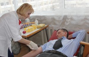 Ramūno Godeliausko kraujo paėmė Nacionalinio kraujo centro Panevėžio filialo bendrosios praktikos slaugytoja Ramunė Šulskienė. D.Zibolienės nuotr.