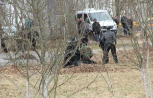 Teismas atvertė Antanašėje susisprogdinti ketinusio vyro bylą Aro pareigūnai parbloškė su granata į lauką išbėgusį vyriškį. D. Zibolienės nuotr.