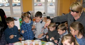 Vaikai mėgavosi „Gimtojo Rokiškio“ tortu.