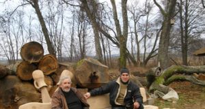 V.Zakarka (kairėje) ir E.Titas prisėdo ant pačių kurto suolelio. R.Milaknienės nuotr.