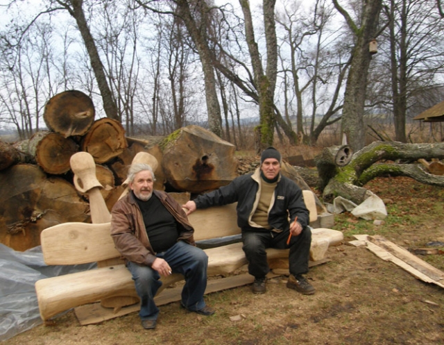 V.Zakarka (kairėje) ir E.Titas prisėdo ant pačių kurto suolelio. R.Milaknienės nuotr.