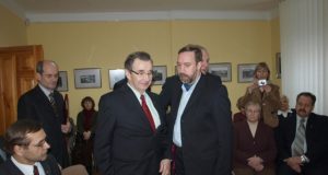 Muziejininkas Andrius Dručkus (stovi kairėje) praėjusių metų gruodį padovanojo asmeninę kolekciją Obelių istorijos muziejui. Iškilmėse dalyvavo ir jo sūnus Gintaras (stovi šalia) bei būrys bendraminčių. D.Zibolienės nuotr.