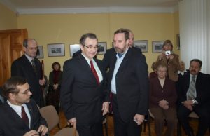 Už nuopelnus ir dovanotą kolekciją – Krašto garbės piliečio vardas Muziejininkas Andrius Dručkus (stovi kairėje) praėjusių metų gruodį padovanojo asmeninę kolekciją Obelių istorijos muziejui. Iškilmėse dalyvavo ir jo sūnus Gintaras (stovi šalia) bei būrys bendraminčių. D.Zibolienės nuotr.