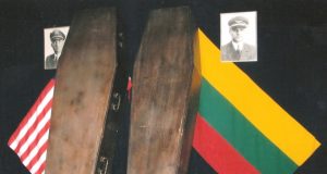 2012 m. lankydamasis Aviacijos muziejuje Andrius Dručkus nufotografavo ąžuolinius karstus. Šiuo metu karstai perkelti į muziejaus fondus