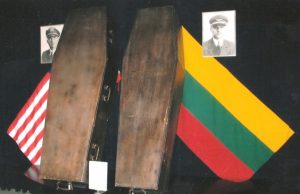2012 m. lankydamasis Aviacijos muziejuje Andrius Dručkus nufotografavo ąžuolinius karstus. Šiuo metu karstai perkelti į muziejaus fondus