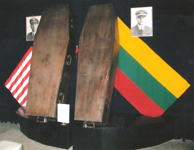 2012 m. lankydamasis Aviacijos muziejuje Andrius Dručkus nufotografavo ąžuolinius karstus. Šiuo metu karstai perkelti į muziejaus fondus