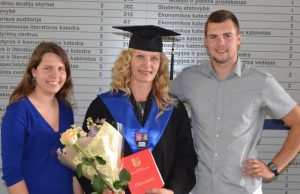 Magistro studijas baigusi Jolanta Paukštienė su dukra Solveiga ir sūnumi Ernestu.  Asmeninio archyvo nuotr.