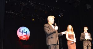 Direktorius Gediminas Matiekus pasveikino gimnazistus ir programą jiems parengusius vienuoliktokus. A.Minkevičienės nuotr.