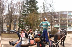 Varyti žiemos atskubėjęs Kaziukas vaišino vaikus blynais Užgavėnės lopšelyje-darželyje „Pumpurėlis“ kasmet švenčiamos triukšmingai. Pasigaminę kaukes