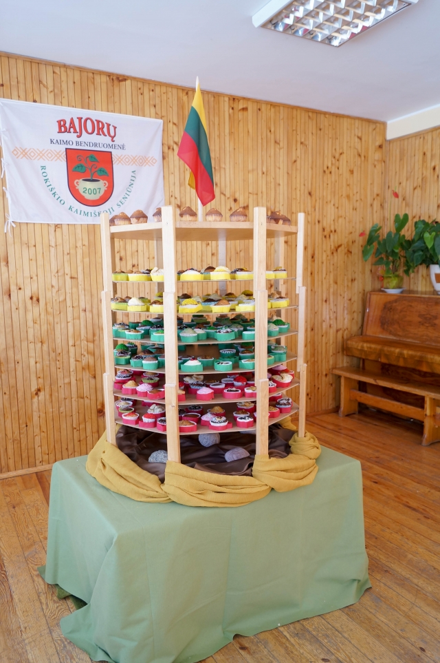 Trispalvė keksiukų pilis. G. Kujelio nuotr.