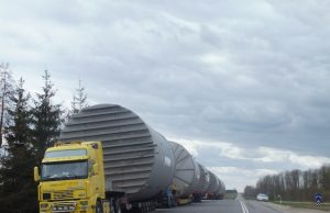 Krovinys stabtelėjo prie Rokiškio viaduko. A. Minkevičienės nuotr.