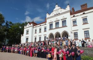 Puikiai nusiteikę abiturientai tryško energija ir džiaugsmu.