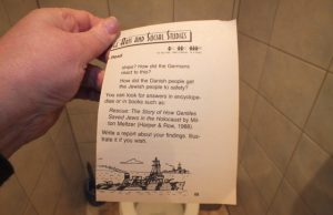 Pasirinkimas bibliotekos lankytojams: šluostytis švinu užterštais kietais popierėliais arba neštis savo ritinėlį... A. Minkevičienės nuotr.