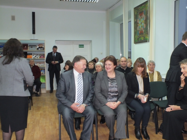 Knygų Kalėdų renginyje – pilnutėlė skaitykla. Pirmoje eilėje (dešinėje) rajono meras Vytautas Vilys ir Seimo pirmininkė Loreta Graužinienė. A. Minkevičienės nuotr. Knygų Kalėdų renginyje – pilnutėlė skaitykla. Pirmoje eilėje (dešinėje) rajono meras Vytautas Vilys ir Seimo pirmininkė Loreta Graužinienė. A. Minkevičienės nuotr.