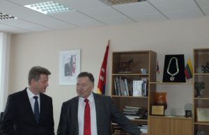 ES parlamento narys Rolandas Paksas (kairėje) mero Vytauto Vilio kabinete išklausė problemas dėl  investicijų