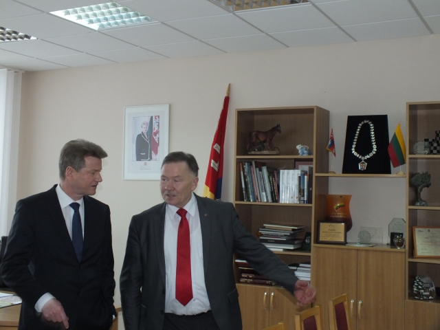 ES parlamento narys Rolandas Paksas (kairėje) mero Vytauto Vilio kabinete išklausė problemas dėl  investicijų