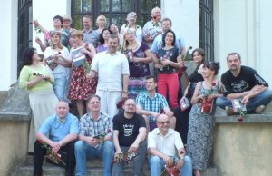 Teatralai atšventė gimtadienį Teatro aktoriai sustojo bendrai nuotraukai. R. Milaknienės nuotr.