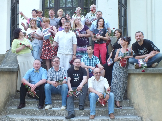 Teatro aktoriai sustojo bendrai nuotraukai. R. Milaknienės nuotr. Teatro aktoriai sustojo bendrai nuotraukai. R. Milaknienės nuotr.