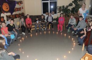Naujas ketvirtokų iššūkis: 24 valandos mokykloje Vakare ketvirtokai susikaupė maldai