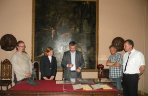 Sutarties pasirašymo akimirka: Giedrius Kujelis (iš kairės)