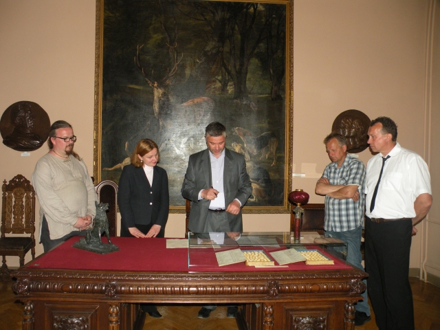 Sutarties pasirašymo akimirka: Giedrius Kujelis (iš kairės) Sutarties pasirašymo akimirka: Giedrius Kujelis (iš kairės)