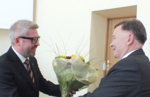 Naująjį merą Antaną Vagonį (kairėje) pasveikino buvęs rajono vadovas Vytautas Vilys. A. Minkevičienės nuotr.