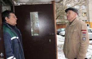 AB „Suskystintos dujos“ Rokiškio dujų ūkio meistras Vytautas Einoris (kairėje) ir mikrorajono gyventojas Linas Saplys bandė išsiaiškinti