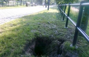 Tyzenhauzų alėjoje – smegduobė Nuo pirmadienio Tyzenhauzų alėjoje žiojėjanti duobė vis dar neaptverta. N.Byčkovskio nuotr.