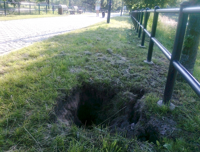 Nuo pirmadienio Tyzenhauzų alėjoje žiojėjanti duobė vis dar neaptverta. N.Byčkovskio nuotr.