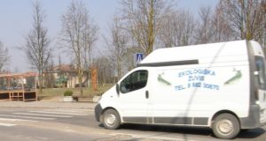 Taikos gatvėje prie pėsčiųjų perėjos neatidžių vairuotojų tyko spąstai – didoka duobė. L.Dūdaitės nuotr.