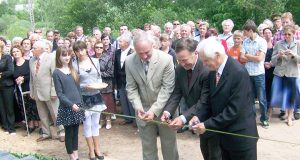 Paminklo atidengimo juostą perkirpo meras Almantas Blažys (iš kairės)