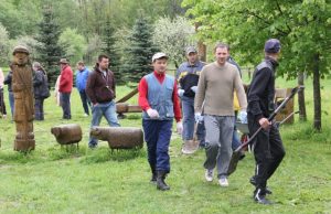 Praėjusių metų dvaro parko talkos akimirka. D.Zibolienės nuotr.