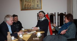 Rokiškio krašto muziejuje UAB „Ivabaltė“ generalinis direktorius Irmantas Tarvydis (iš kairės)