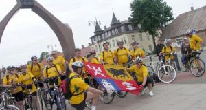 Žygio aplink Lietuvą dalyviai Rokiškio vėliavą skleidžia kiekvieno aplankyto miesto aikštėje. L.Dūdaitės nuotr.