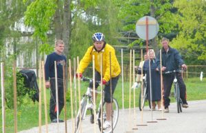 Dviračių ralyje meistriškumą ir įgūdžius demonstravo beveik  trys dešimtys dviračių sporto entuziastų. V.Tarozos nuotr.