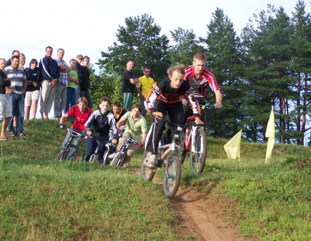 Moto-Roki trasa dviratininkams įdomi ir sudėtinga.