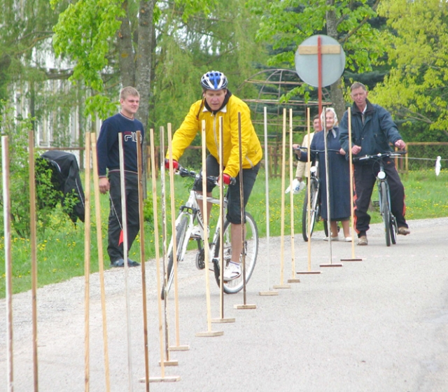 Dviračių ralyje meistriškumą ir įgūdžius demonstravo beveik trys dešimtys dviračių sporto entuziastų. V.Tarozos nuotr. Dviračių ralyje meistriškumą ir įgūdžius demonstravo beveik trys dešimtys dviračių sporto entuziastų. V.Tarozos nuotr.
