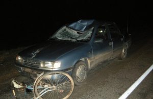 Dviratininkas nepastebėjo automobilio.